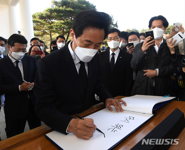 [서울=뉴시스]국회사진기자단 = 제38대 서울특별시장에 당선된 오세훈 시장이 8일 오전 서울 동작구 국립서울현충원 참배를 마치고 방명록을 적고 있다. 2021.04.08. photo@newsis.com