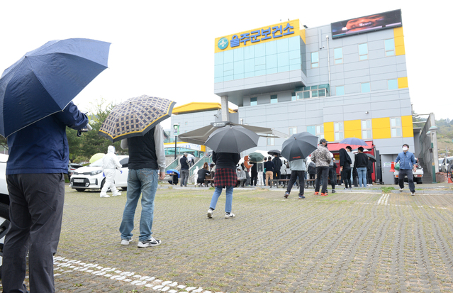 [울산=뉴시스] 배병수 기자 = 울산 울주군에 있는 자동차부품업체 우수 'AMS'에서 코로나19 집단감염이 발생하자 12일 오전 울산 울주군보건소에 마련 된 선별진료소에서 시민들이 코로나19 검사를 받기위해 줄을서서 기다리고 있다. 2021.04.12. bbs@newsis.com