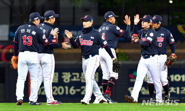 [광주=뉴시스]류형근 기자 = 13일 오후 광주 북구 광주-기아챔피언스필드에서 열린 2021프로야구 KIA 타이거즈 대 롯데 자이언츠의 경기, 롯데가 8-0 승리를 거둔 뒤 하이파이브 하고 있다. 2021.04.13. hgryu77@newsis.com