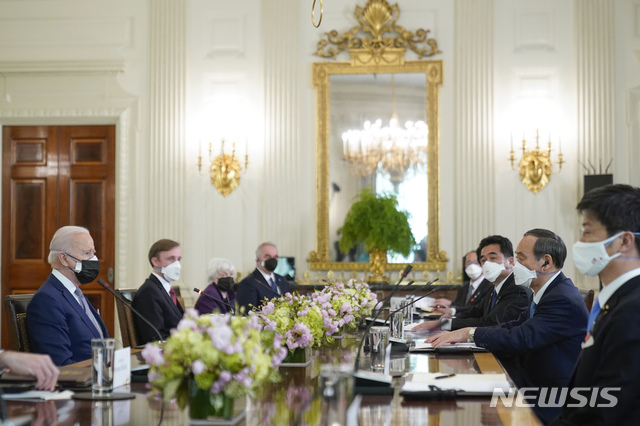 [워싱턴=AP/뉴시스]조 바이든(왼쪽) 미국 대통령과 스가 요시히데 일본 총리가 16일(현지시간) 백악관 집무실에서 정상 회담을 하고 있다. 2021.04.17.