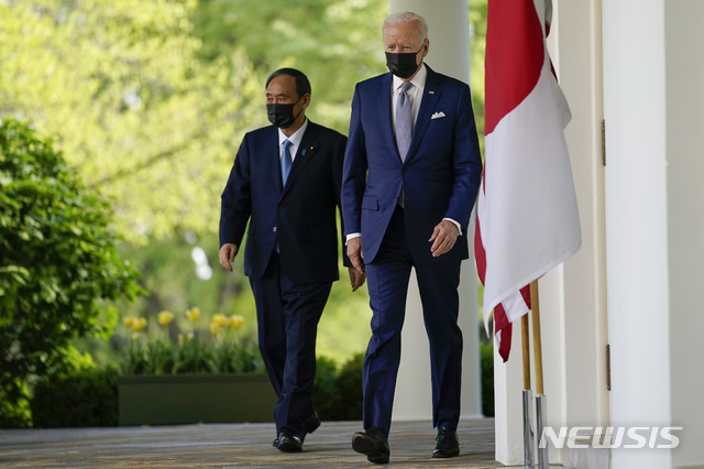 [워싱턴=AP/뉴시스]조 바이든(오른쪽) 미국 대통령과 스가 요시히데 일본 총리가 16일(현지시간) 백악관 집무실에서의 정상 회담을 마치고 공동 기자회견이 열리는 로즈가든으로 이동하고 있다. 2021.04.17.