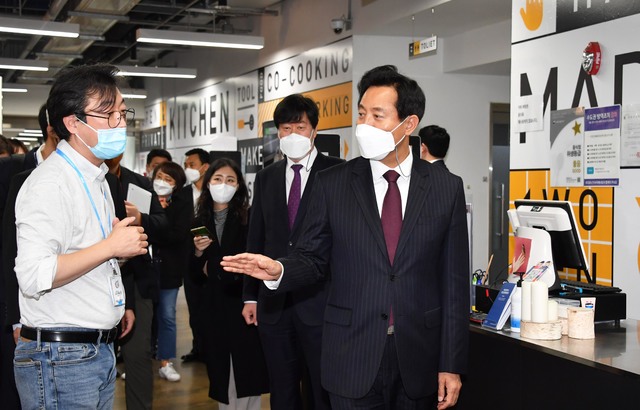 [서울=뉴시스]오세훈 서울시장이 21일 서울 마포구 서울창업허브를 방문해 시설을 둘러보고 있다. (사진=서울시 제공) 2021.04.21. photo@newsis.com *재판매 및 DB 금지