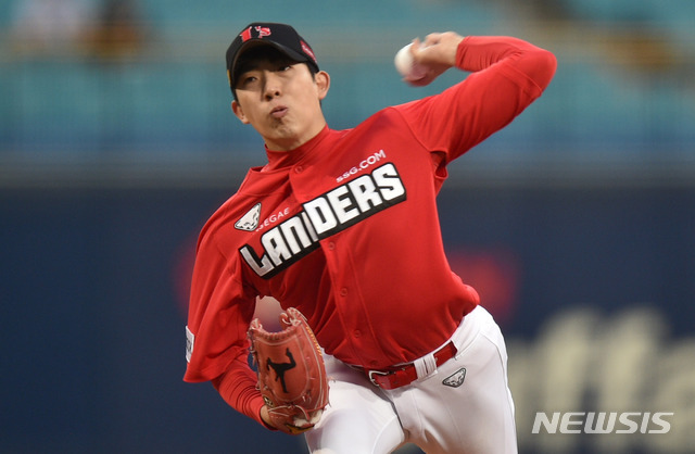 [대구=뉴시스]이무열 기자 = 22일 오후 대구 수성구 삼성라이온즈파크에서 열린 ‘2021 신한은행 SOL KBO리그’ 삼성 라이온즈와 SSG 랜더스의 경기, 1회말 SSG 선발투수 오원석이 역투하고 있다. 2021.04.22. lmy@newsis.com