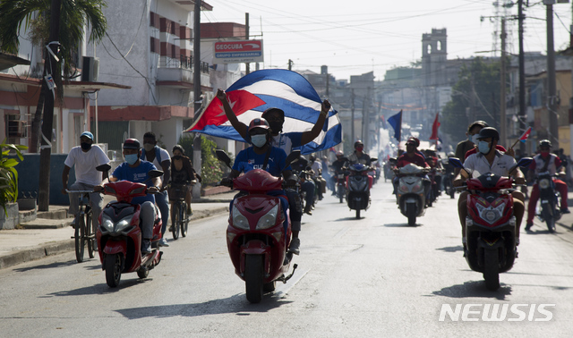 [산타클라라=AP/뉴시스]25일(현지시간) 쿠바 산타클라라에서 오토바이를 탄 시위대가 쿠바에 대한 미국의 금수 조치에 항의하는 시위를 벌이고 있다. 2021.04.26.