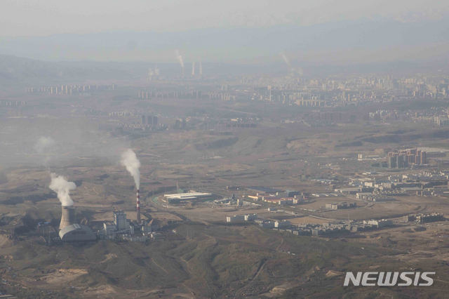 [우루무치=AP/뉴시스] 중국 서부 신장위구르자치구 우루무치에 있는 한 열 발전소에서 연기와 수증기가 나오고 있다. 2021.04.21. 