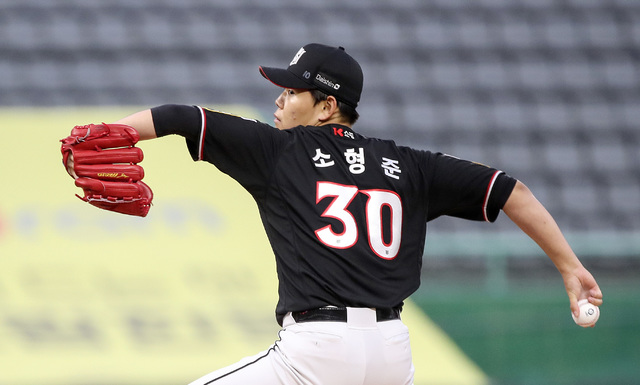 [인천=뉴시스]김병문 기자 = 29일 오후 인천SSG 랜더스필드에서 열린 2021 KBO 리그 kt wiz와 SSG 랜더스의 경기, 1회말 KT 선발투수 소형준이 역투하고 있다. 2021.04.29. dadazon@newsis.com