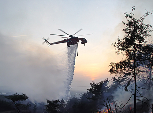 [울산=뉴시스] 산불진화헬기가 물을 뿌리는 모습. 기사 내용과 무관 (사진 = 산림항공본부 홈페이지) *재판매 및 DB 금지