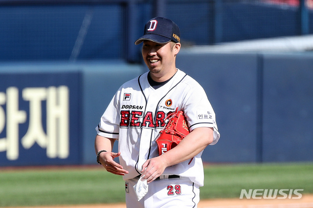 [서울=뉴시스]김병문 기자 = 2일 오후 서울 송파구 잠실야구장에서 열린 2021 신한은행 SOL KBO리그 SSG 랜더스와 두산 베어스의 경기, 5회초를 실점 없이 마친 두산 선발투수 유희관이 웃으며 덕아웃으로 들어서고 있다. 2021.05.02. dadazon@newsis.com