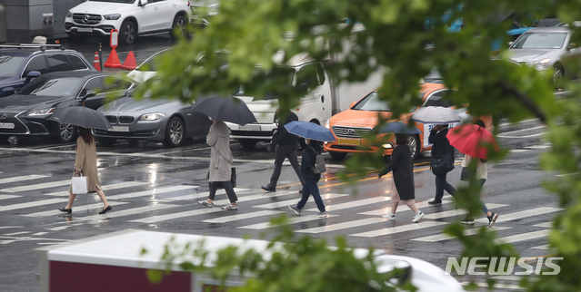 [서울=뉴시스]조수정 기자 = 봄비가 내리는 4일 서울 강남구에서 시민들이 우산을 횡단보도를 건너고 있다. 2021.05.04. chocrysytal@newsis.com