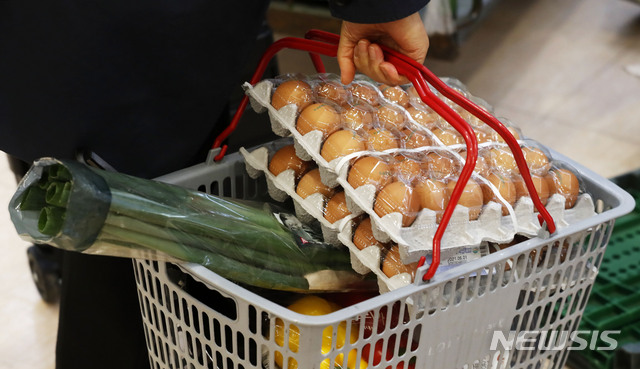 [서울=뉴시스]홍효식 기자 = '4월 소비자물가동향'에 따르면 지난달 소비자물가지수는 107.39(2015년=100)로 1년 전보다 2.3% 상승하며 3년 8개월만에 가장 높은 상승률을 기록했다. 사진은 서울의 한 대형마트에서 손님이 파와 달걀을 구입하고 있다. 2021.05.04. yesphoto@newsis.com