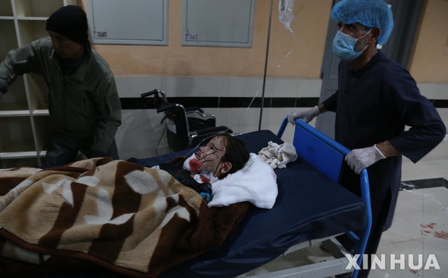 [카불=신화/뉴시스] 8일(현지시간) 아프가니스탄 수도 카불의 병원에서 의료진이 폭탄 폭발로 부상한 어린이를 응급실로 옮기고 있다. 이날 카불 서부 지역의 학교에서 3차례 연쇄 폭발로 최소 40명이 사망하고 수십명이 부상했다. 2021.05.09