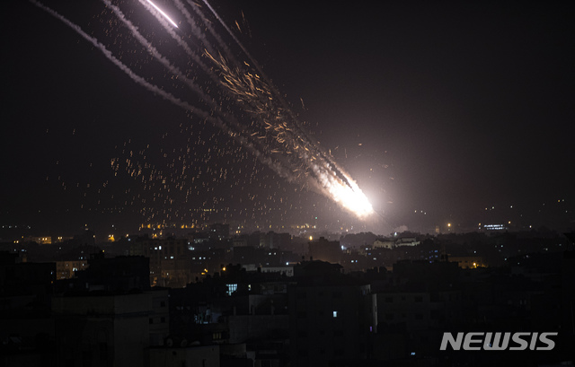  [예루살렘=AP/뉴시스]10일(현지시간) 무장 정파 하마스가 가자 지구에서 발사한 로켓탄이 이스라엘을 향하고 있다. '예루살렘의 날'인 이날 하마스는 이스라엘에 로켓탄 여러 발을 발사했고 이스라엘은 가자 지구에 보복 공습을 단행했다. 2021.05.11. 