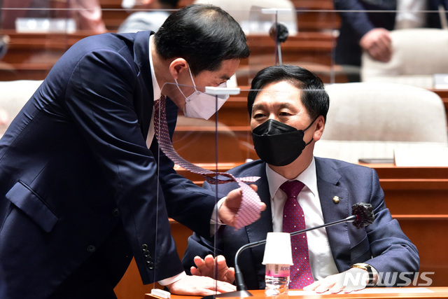 [서울=뉴시스]전진환 기자 = 김기현 국민의힘 대표 권한대행 겸 원내대표가 12일 오후 서울 여의도 국회에서 열린 국민의힘 의원총회에 참석해 박대출 의원과 대화하고 있다. (공동취재사진) 2021.05.12. photo@newsis.com