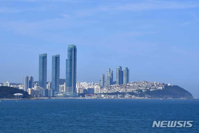 [부산=뉴시스] 부산 해운대구 엘시티와 달맞이언덕. 