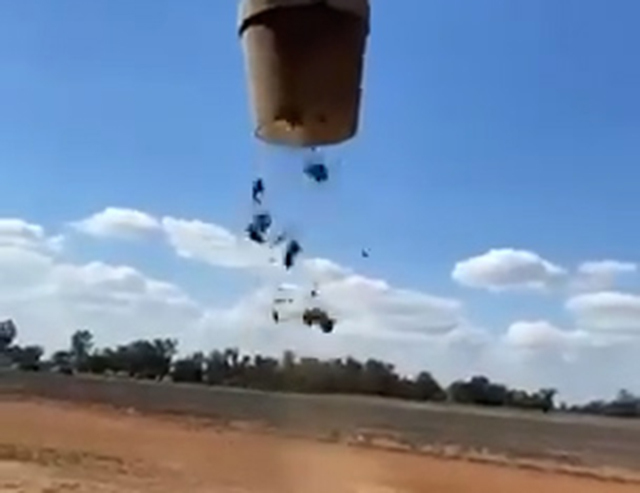 호주 뉴사우스웨일스 주의 한 농장 곡물창고에 연결된 호스에서 쥐 떼가 떨어지는 모습. 영상출처: 트위터 *재판매 및 DB 금지