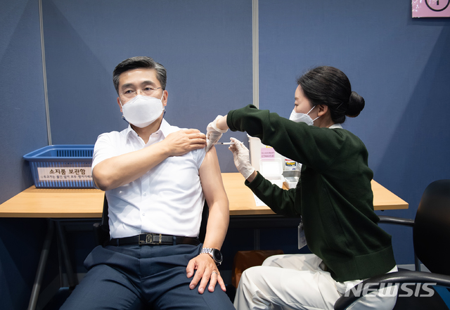 [서울=뉴시스] 서욱 국방부장관은 6월 초 예정된 국외 출장 일정을 고려해 아스트라제네카 백신 2차 접종을 마쳤다. (사진/국방부 제공) photo@newsis.com