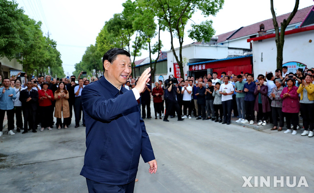 [난양=신화/뉴시스]시진핑 중국 국가주석이 13일(현지시간) 중국 허난성 난양시 시촨현의 저우좡 마을을 돌아보며 주민들에게 손을 흔들고 있다. 2021.05.14.
