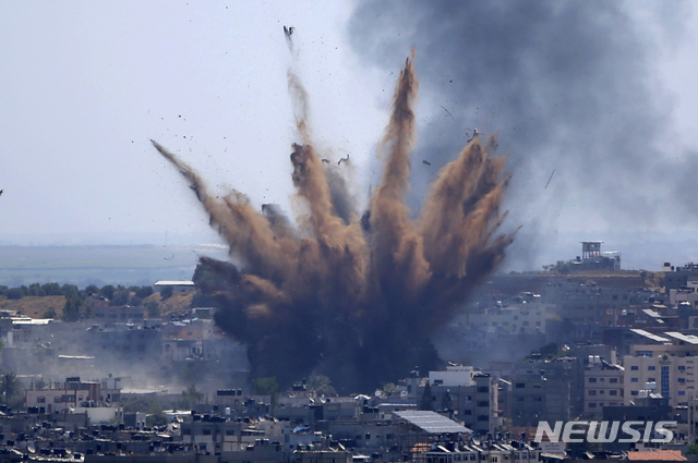 [가자지구=AP/뉴시스]지난 13일(현지시간) 이스라엘 군의 폭격을 받은 가자지구 건물 위로 연기가 피어오르고 있다. 2021.05.16. 