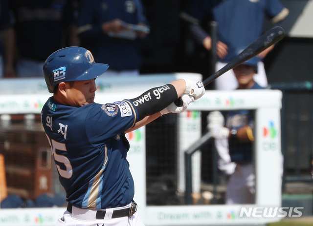 [서울=뉴시스]고승민 기자 = 19일 서울 잠실야구장에서 열린 2021 KBO 리그 NC 다이노스 대 LG 트윈스 경기, 5회초 NC 공격 무사 주자없는 상황 4번타자 양의지가 홈런을 치고 있다. 2021.05.19. kkssmm99@newsis.com