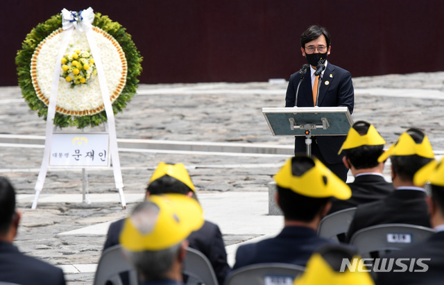 [김해=뉴시스]차용현 기자 = 유시민 노무현재단 이사장이 지난달 23일 경남 김해시 진영읍 봉하마을에서 엄수된 노무현 전 대통령 서거 12주기 추도식에서 추도사를 하고 있다. (공동취재사진) 2021.05.23. photo@newsis.com