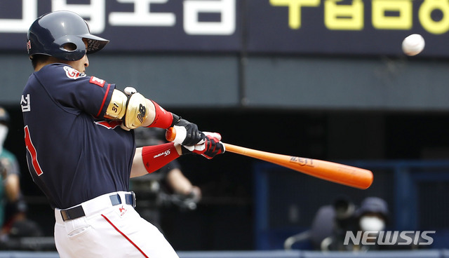 [서울=뉴시스]정병혁 기자 = 23일 오후 서울 송파구 잠실야구장에서 열린 2021 신한은행 SOL KBO리그 두산 베어스와 롯데 자이언츠의 경기, 4회초 롯데 손아섭이 안타를 치고 있다. 2021.05.23. jhope@newsis.com