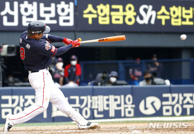 [서울=뉴시스]정병혁 기자 = 23일 오후 서울 송파구 잠실야구장에서 열린 2021 신한은행 SOL KBO리그 두산 베어스와 롯데 자이언츠의 경기, 5회초 무사 주자 없는 상황에서 롯데 정훈이 안타를 치고 있다. 2021.05.23. jhope@newsis.com