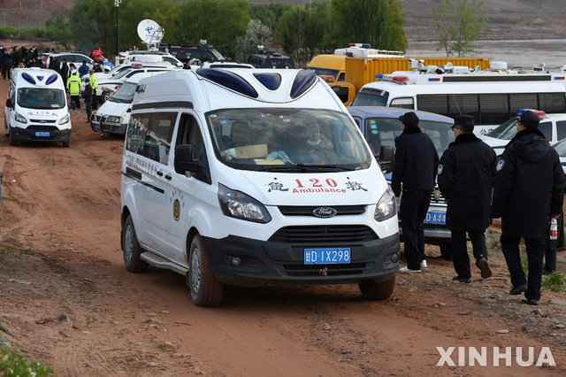 [징타이=신화/뉴시스]23일 중국 간쑤성 바이인시 징타이에서 구조 차량이 산악마라톤 참사 현장에서 빠져 나오고 있다. 2021.05.23.