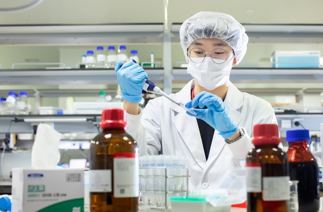 SK바이오사이언스 연구원이 백신 개발을 위해 R&D를 진행하고 있다.(사진=SK바이오사이언스 제공) *재판매 및 DB 금지