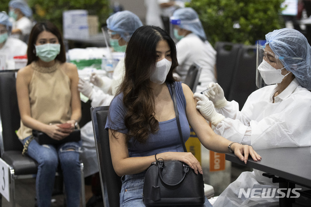[방콕=AP/뉴시스]25일(현지시간) 태국 방콕의 시암 파라곤 쇼핑몰에 마련된 코로나19 백신 접종소에서 항공사 직원들이 시노백 백신을 접종하고 있다. 2021.05.25