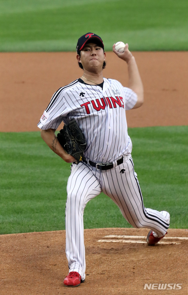 [서울=뉴시스]전진환 기자 = '2021 프로야구 KBO 리그' kt 위즈와 LG 트윈스의 경기가 열린 1일 오후 서울 잠실야구장에서 1회초 lg 선발 이상영이 역투하고 있다. 2021.06.01. amin2@newsis.com