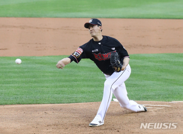 [서울=뉴시스]전진환 기자 = '2021 프로야구 KBO 리그' kt 위즈와 LG 트윈스의 경기가 열린 1일 오후 서울 잠실야구장에서 1회말 kt 선발 고영표가 역투하고 있다. 2021.06.01. amin2@newsis.com