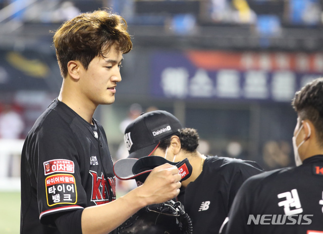 [서울=뉴시스]전진환 기자 = '2021 프로야구 KBO 리그' kt 위즈와 LG 트윈스의 경기가 열린 1일 오후 서울 잠실야구장에서 7회초 2사 상황에서 교체된 kt 선발 고영표가 덕아웃에서 동료들과 주먹을 부딪히고 있다. 2021.06.01. amin2@newsis.com