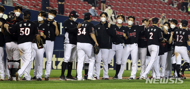 [서울=뉴시스]전진환 기자 = '2021 프로야구 KBO 리그' kt 위즈와 LG 트윈스의 경기가 열린 1일 오후 서울 잠실야구장에서 9회말 8대1로 승리한 kt 위즈 선수들이 서로를 격려하고 있다. 2021.06.01. amin2@newsis.com