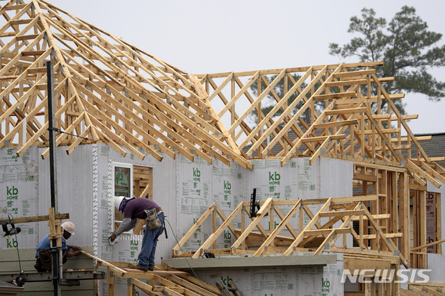 [휴스턴=AP/뉴시스] 지난달 15일(현지시간) 미국 휴스턴에서 인부들이 주택 건설 작업을 하고 있다. 2021.06.17.