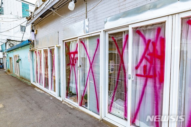 [수원=뉴시스] 성매매 업소들이 폐쇄돼 문이 닫혀 있다.<위 사진은 기사 내용과 관련이 없습니다> 2021.06.13. photo@newsis,com