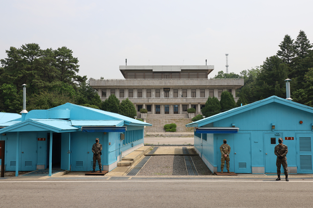 [서울=뉴시스]박진희 기자 = 북한 조선노동당 중앙위원회 전원회의 개최를 앞둔 8일 경기 파주시 판문점 북측지역인 판문각은 인적이 끊겨 고요하다. 이날 북한 매체는 김정은 북한 노동당 총비서가 당 중앙위원회 8기 3차 전원회의를 앞두고 간부 협의회를 소집했다고 보도했다. (사진=평화경제연구소 제공) 2021.06.08. photo@newsis.com *재판매 및 DB 금지