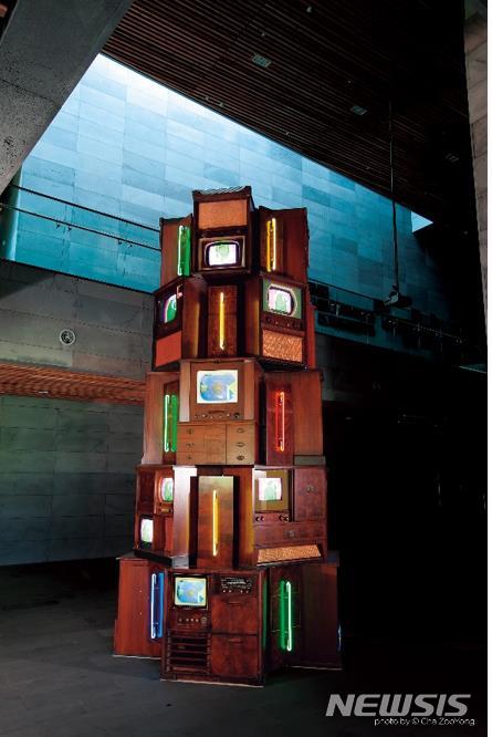 [서울=뉴시스] 백남준, <Tower>, mixed media, 221×221×475(h)cm, 2001, 추정가 14억~18억원. 사진=서울옥션 제공. 