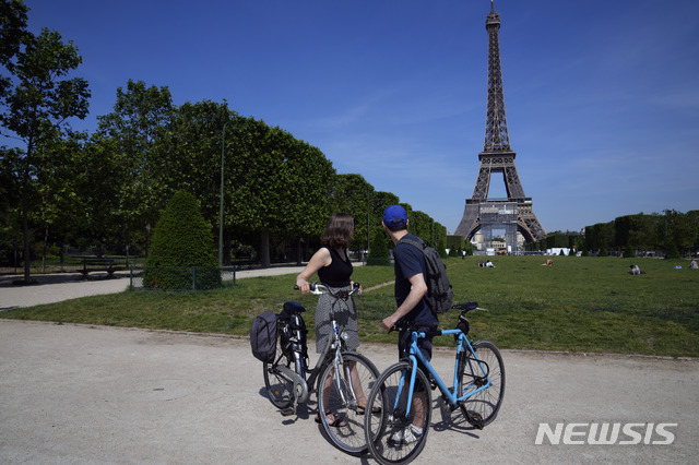  [파리=AP/뉴시스] 9일(현지시간) 프랑스 파리 에펠탑 인근에서 시민들이 자전거를 타고 있다. 2021.06.10. 