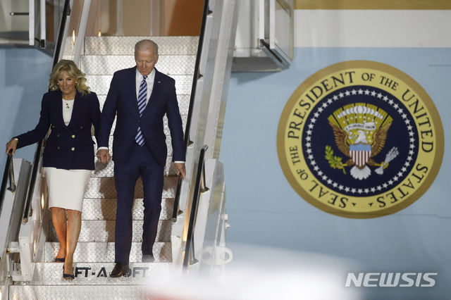 [뉴키=AP/뉴시스]조 바이든 미국 대통령과 부인 질 여사가 9일(현지시간) 영국 콘월에서 열리는 주요 7개국(G7) 정상회의를 앞두고 뉴키 콘월 공항에 도착해 전용기 에어포스원에서 내리고 있다. 2021.06.10.