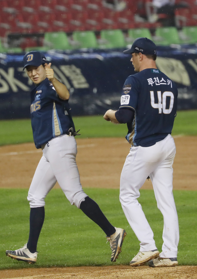 [서울=뉴시스] 고승민 기자 = 10일 서울 잠실야구장에서 열린 2021 KBO 리그 NC다이노스 대 LG트윈스 경기, LG 공격 7회말을 무실점으로 끝낸 NC 선발투수 루친스키가 덕아웃으로 들어올 때 박민우가 엄지를 치켜올리고 있다. 2021.06.10. kkssmm99@newsis.com 