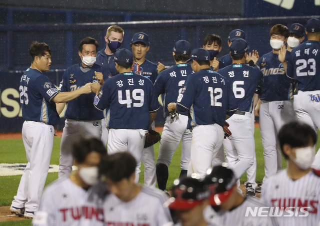 [서울=뉴시스] 고승민 기자 = 10일 서울 잠실야구장에서 열린 2021 KBO 리그 NC다이노스 대 LG트윈스 경기, 6대 0으로 LG를 꺾은 NC 선수들이 자축하고 있다. 2021.06.10. kkssmm99@newsis.com