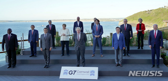 [콘월(영국)=뉴시스]박영태 기자 = 문재인 대통령이 12일(현지시간) 영국 콘월 카비스베이 양자회담장 앞에서 G7 정상회의에 참석한 정상들과 기념촬영을 하고 있다. 2021.06.13. since1999@newsis.com