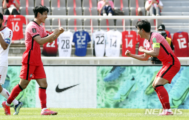 [고양=뉴시스]최진석 기자 = 13일 오후 경기 고양시 고양종합운동장에서 열린 2022년 FIFA 월드컵 아시아 지역 2차 예선 대한민국과 레바논의 경기, 대한민국 송민규가 골을 넣은 뒤 손흥민과 기뻐하고 있다. 2021.06.13. myjs@newsis.com