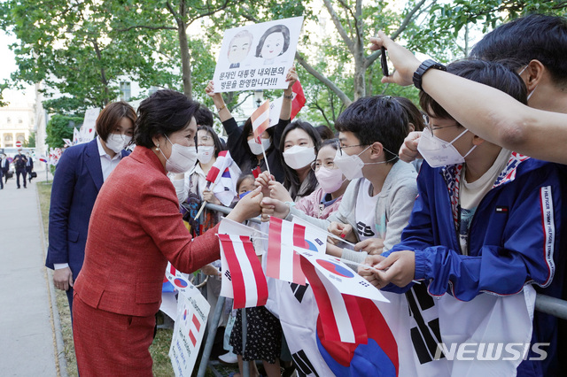 [비엔나(오스트리아)=뉴시스]박영태 기자 = 문재인 대통령과 함께 오스트리아를 국빈방문한 김정숙 여사가 13일 오후(현지시간) 비엔나 숙소 앞에서 교민들과 인사하고 있다. 2021.06.14. since1999@newsis.com