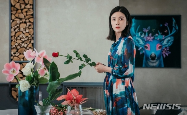 [서울=뉴시스] 사진작가 고상우의 작품 '푸른 사슴'이 tvN 토일드라마 ‘마인' 이보영 집 거실에 걸려 눈길을 끌고 있다. 