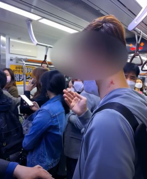 [서울=뉴시스] 수유역으로 향하는 지하철 안에서 남성으로 추정되는 승객 A씨가 담배를 피우는 장면. <사진 = 유튜브 캡처> *재판매 및 DB 금지