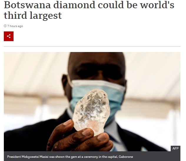 [서울=뉴시스]아프리카 보츠와나에서 세계에서 세 번째로 큰 다이아몬드가 발견됐다. 사진은 보츠와나 대통령 모크위치 마시시가 지난 16일(현지시간) 보츠와나 수도 가보로네에서 열린 전시회에 참석해 해당 다이아몬드를 들어보이는 모습. (사진출처: BBC 홈페이지 캡쳐) 2021.06.17. 