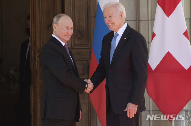 [제네바=AP/뉴시스] 조 바이든(오른쪽) 미국 대통령과 블라디미르 푸틴 러시아 대통령이 지난 6월16일(현지시간) 정상 회담이 열리는 스위스 제네바의 '빌라 라 그랑주'에 도착해 악수하고 있다. 2021.12.08.