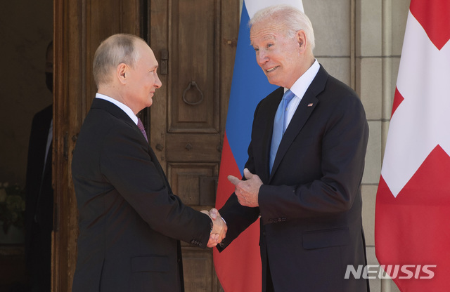 [제네바=AP/뉴시스]조 바이든(오른쪽) 미국 대통령과 블라디미르 푸틴 러시아 대통령이 지난 6월16일 스위스 제네바 '빌라 라 그랑주'에 도착해 인사를 나누던 모습. 2021.12.07.