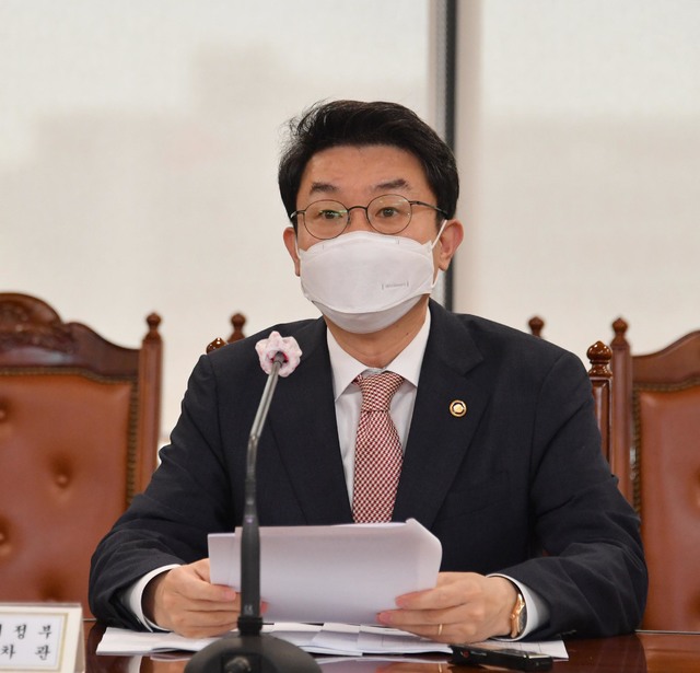 [서울=뉴시스]이억원 기획재정부 차관이 17일 서울 중구 은행회관에서 열린 '거시경제 금융회의'를 주재하고 있다. (사진=기획재정부 제공) 2021.06.17. photo@newsis.com